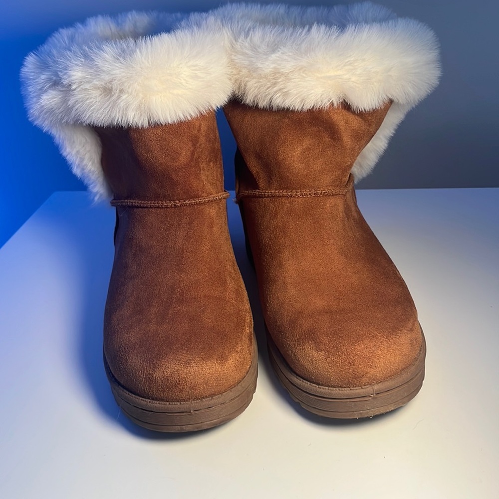 Im selling these size 8 uggs from kohls brand So because I they aren’t my style